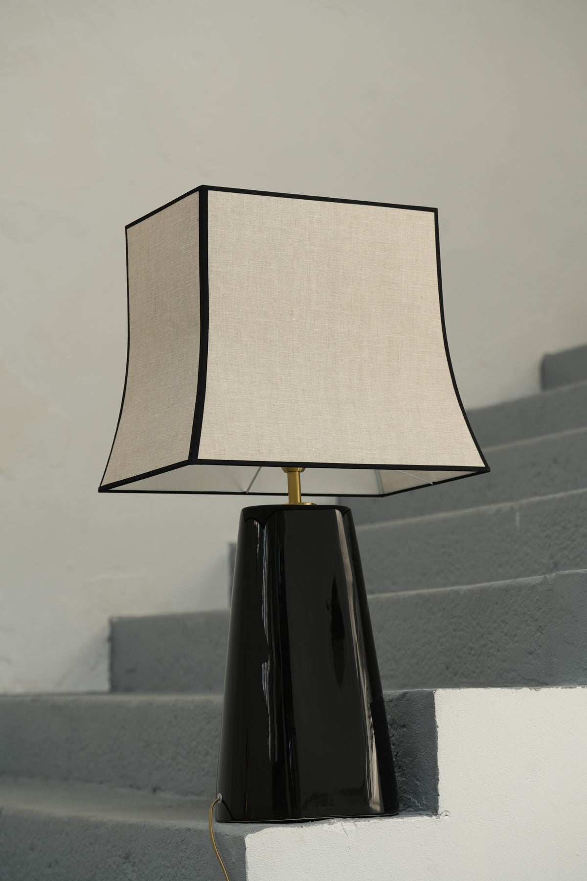 Candeeiro de Mesa Preto