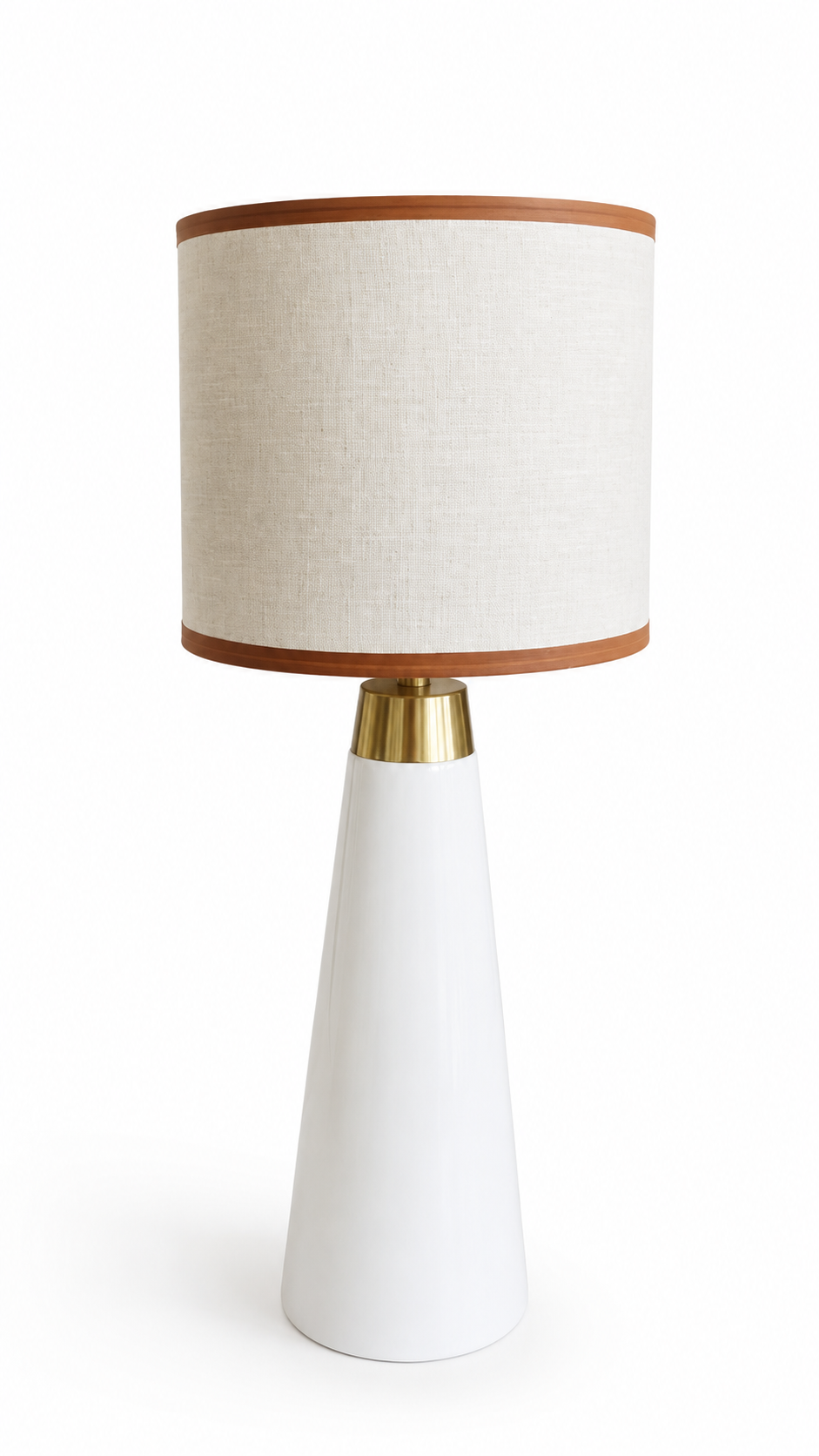 Candeeiro de mesa com base branca de linhas elegantes e detalhe dourado, combinado com abajour em linho natural.